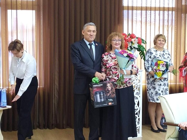 Юрий Валяев в многофункциональном центре региона принял участие в мероприятии, посвященном предстоящему Дню матери – «Мама – это жизнь»