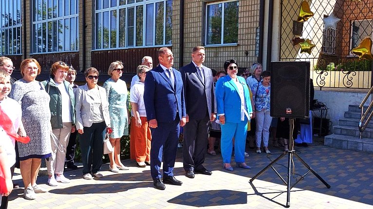 Николай Семисотов принял участие в торжественной церемонии последнего звонка в Серафимовичской школе №1