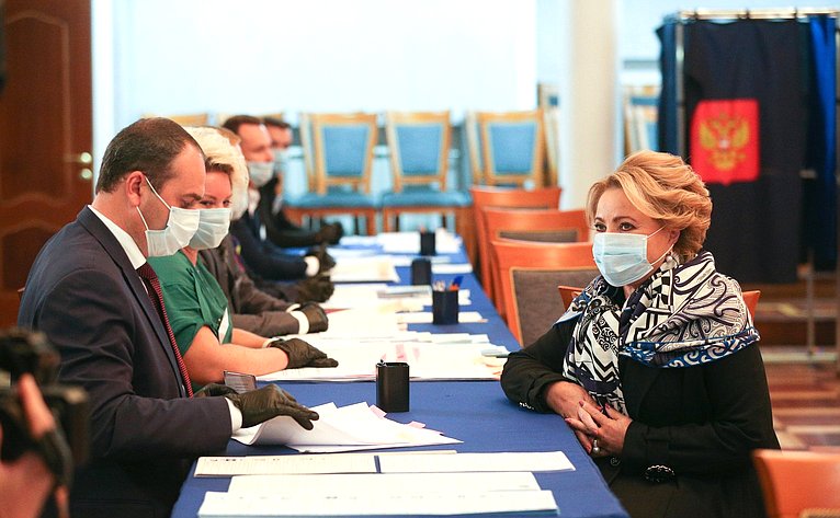Председатель СФ Валентина Матвиенко приняла участие в голосовании на выборах в Государственную Думу