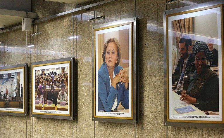 В Москве на станции метро «Выставочная» открылась фотовыставка «Женский взгляд на мировые проблемы»