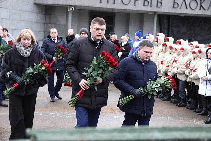 В ходе мероприятия участники возложили цветы к танку «КВ-1», почтили минутой молчания память погибших героев-освободителей