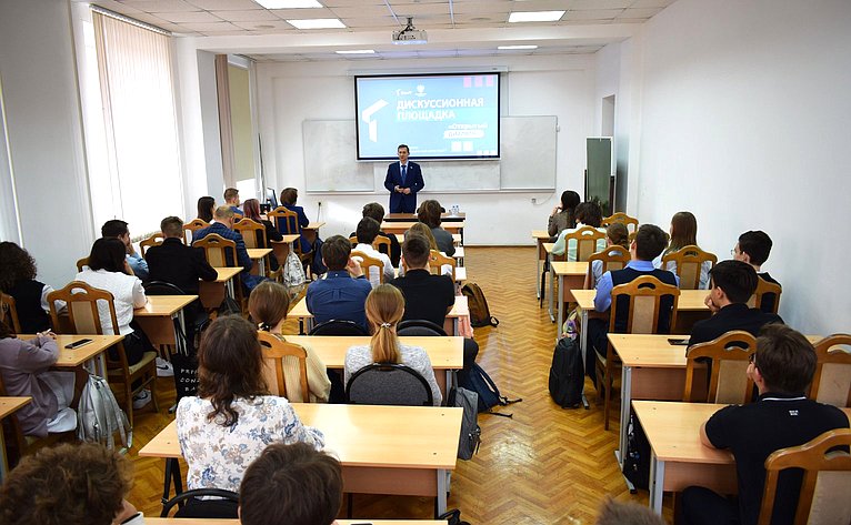 Павел Тараканов встретился со студентами и учащимися гимназии Тюменского государственного университета