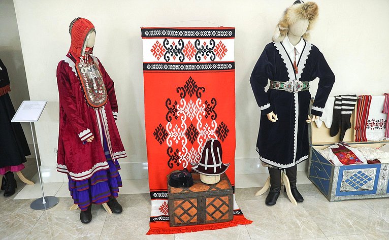 В Совете Федерации проходит выставка историко-этнографического проекта «Традиционный костюм народов Поволжья»