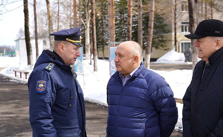 Андрей Базилевский в рамках работы в регионе побывал в Комсомольском муниципальном районе, где посетил одну из войсковых частей Восточного военного округа