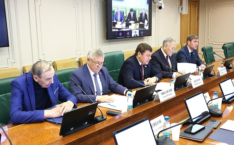 Круглый стол Комитета СФ по экономической политике на тему «О расширении маршрутной сети воздушных перевозок, выполняемых из аэропортов Дальнего Востока»
