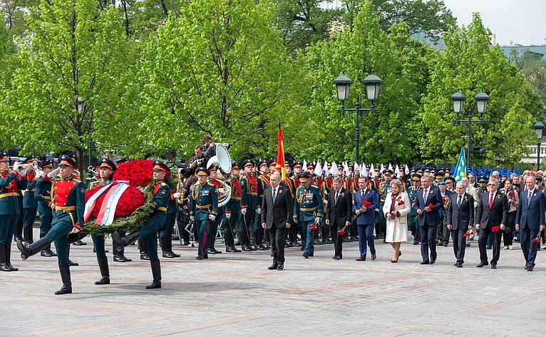 Руководители государства во главе с Президентом РФ В. Путиным возложили венок и цветы к Могиле Неизвестного Солдата у Кремлевской стены