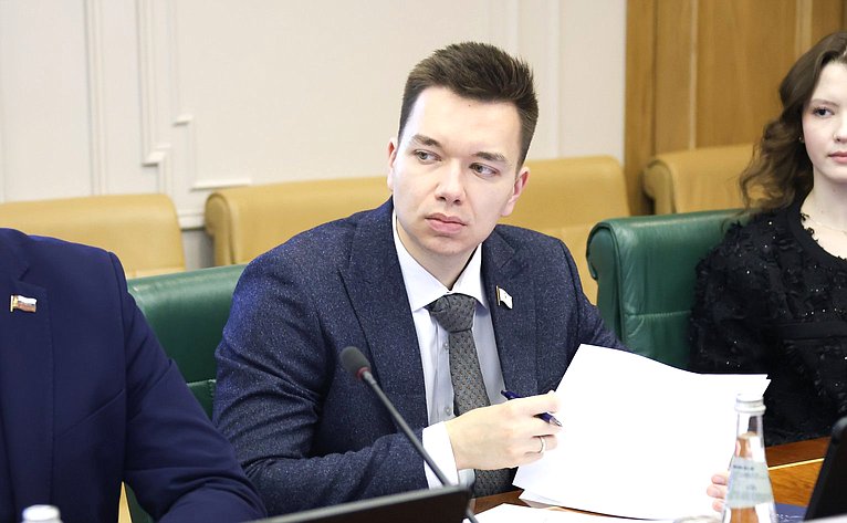 Александр Варфоломеев провел встречу с делегацией Законодательного Собрания Северо-Западной провинции Южно-Африканской Республики при участии Палаты молодых законодателей при Совете Федерации
