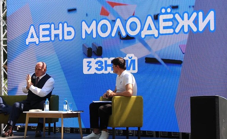 Александр Карелин принял участие в мероприятиях, посвящённых Дню молодёжи и Дню города Новосибирска