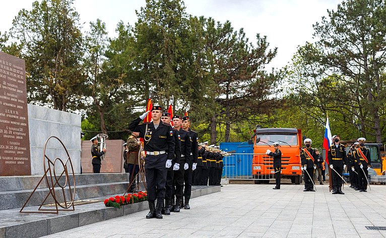 Е. Алтабаева и В. Куликов приняли участие в возложении цветов к обелиску Славы на Сапун-горе
