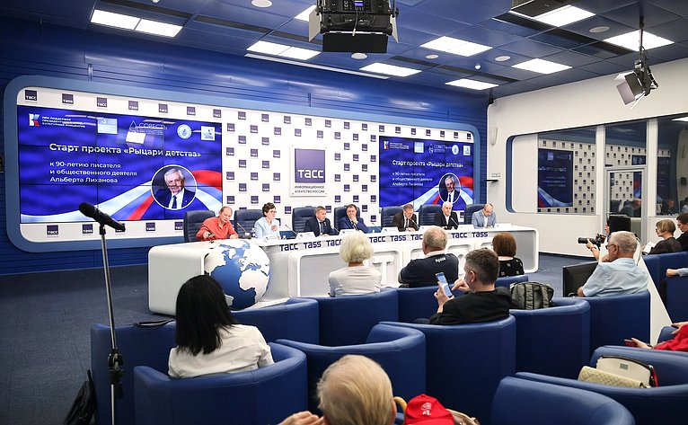 Константин Косачев принял участие в пресс-конференции, посвященной старту проекта «Рыцари детства» (фото ТАСС)