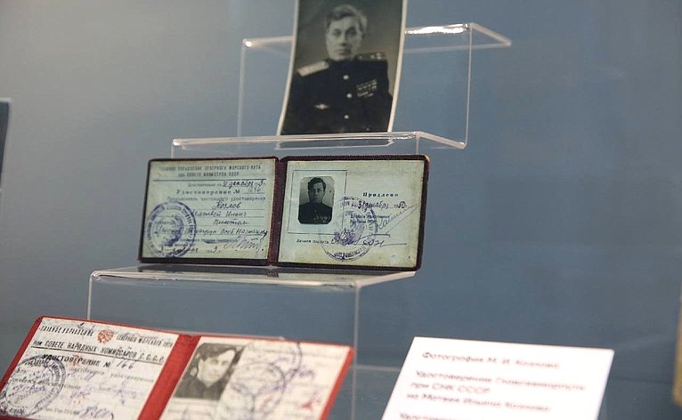 Владимир Пушкарев посетил выставку, посвященную военным страницам истории Ямала