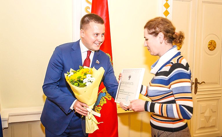 Александр Пронюшкин вручил почетные грамоты Совета Федерации и Благодарность Председателя Совета Федерации работникам медицины и социальной сферы