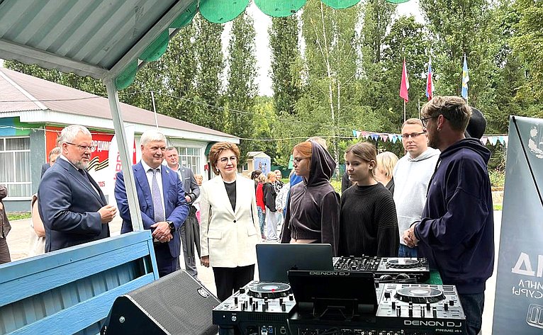 Галина Карелова вместе с губернатором области Александром Гусевым побывала в двух лагерях – оздоровительном «Юность» и пришкольном «Эврика»