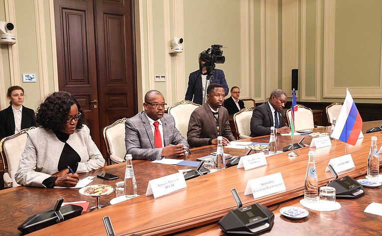 Вячеслав Тимченко провел встречу с Председателем Национального совета Республики Намибии Лукасом Синимбо Мухой