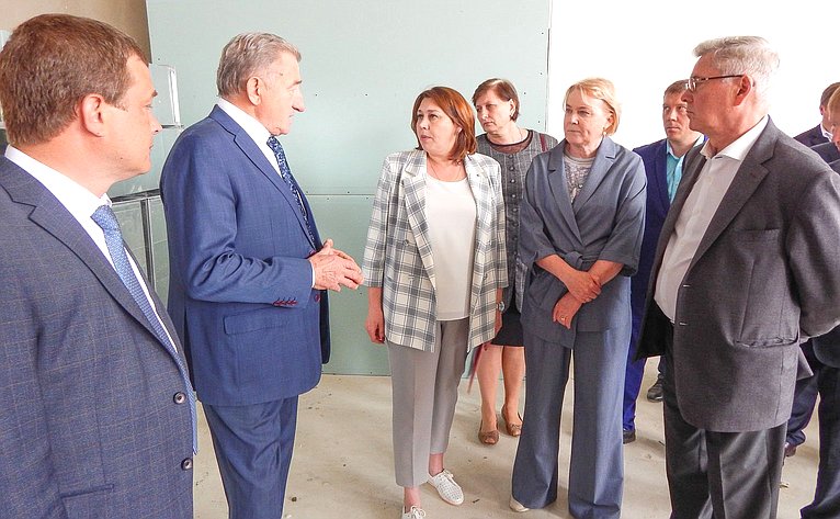 Сергей Лукин проинспектировал ход строительства средней школы на 400 мест в селе Садовое
