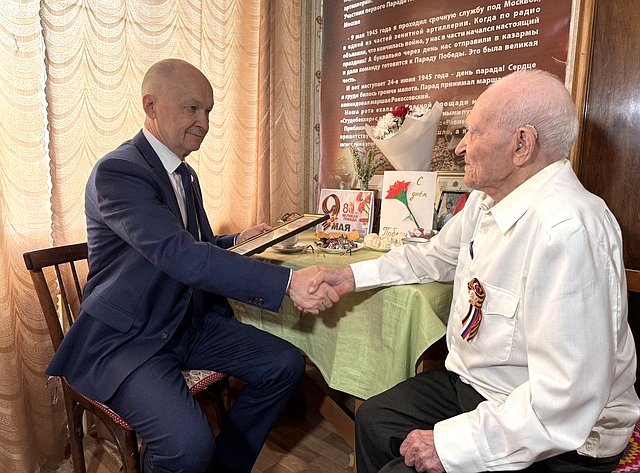 Владимир Киселев встретился с участником первого Парада Победы