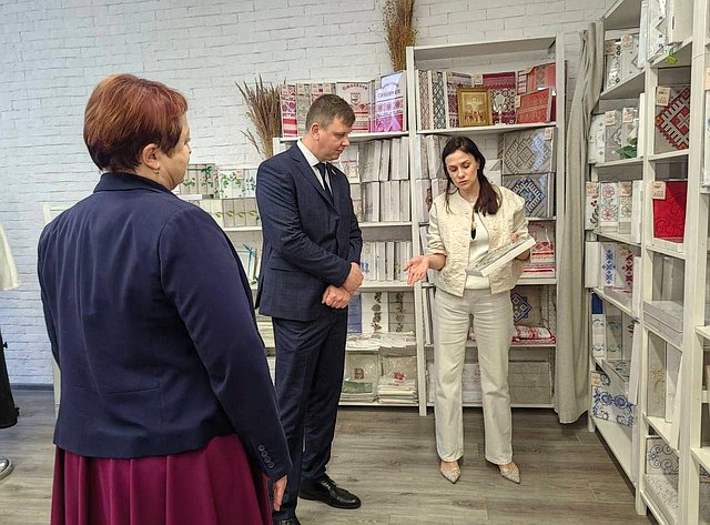 Артем Малащенков посетил в регионе одно из предприятий, которое занимается вышивкой на одежде и текстиле