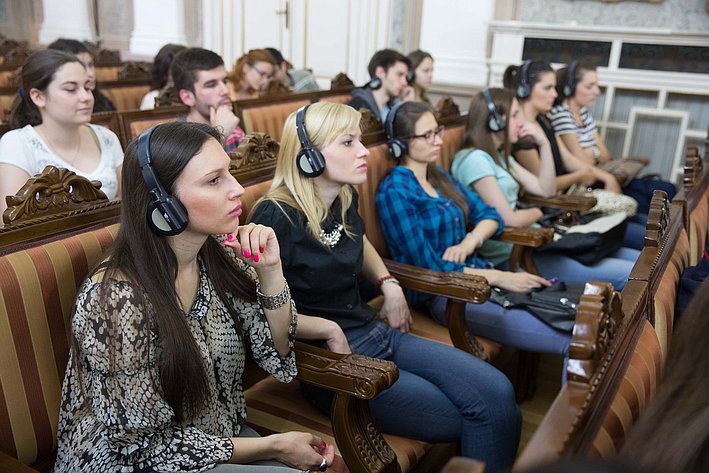 Сербские студенты слушают В. Матвиенко в Белградском университете