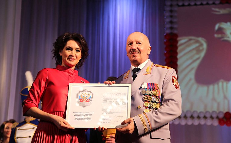 Маргарита Павлова вручила поздравительный адрес от Председателя Комитета Совета Федерации по обороне и безопасности Виктора Бондарева