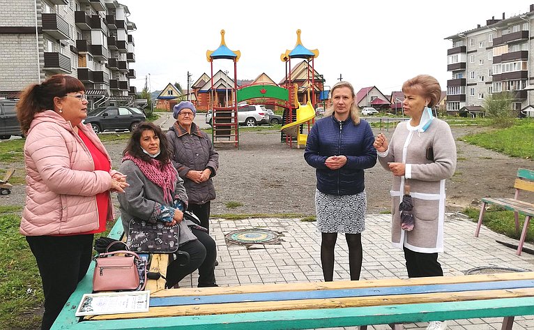 Татьяна Гигель обсудила вопросы благоустройства придомовой территории с жителями районного центра Майма Республики Алтай