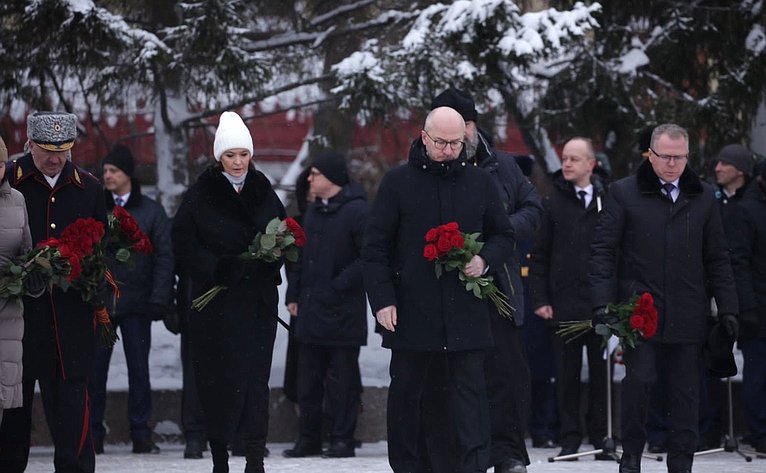 Олег Цепкин принял участие в состоявшейся в регионе церемонии возложения венков к Вечному огню на Аллее Славы