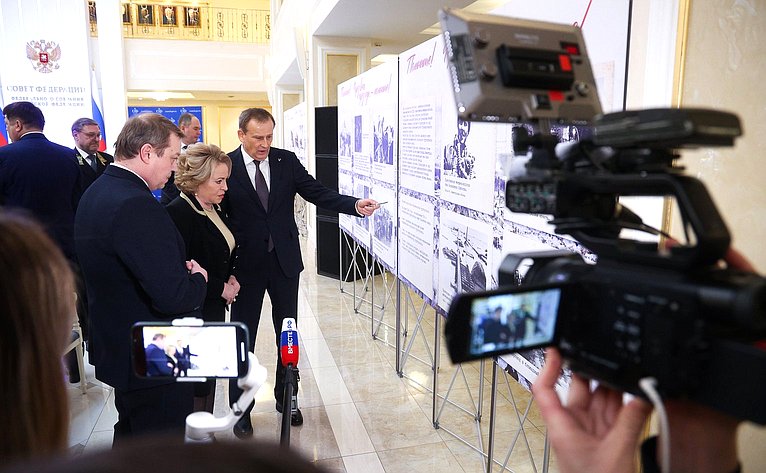 Торжественное открытие патриотической выставки архивных фотографий о блокаде Ленинграда времен 1941–1944 годов «Помните! Через века, через года,-помните!»