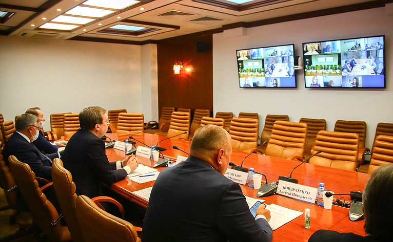 Совещание на тему «Совершенствование государственного регулирования российского рынка соевого шрота и продукции, содержащей соевый шрот»