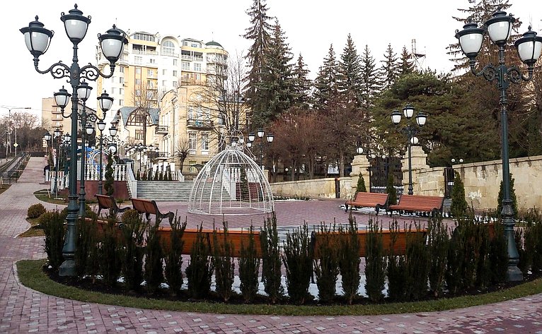 Анатолий Артамонов в рамках рабочей поездки посетил объекты социальной сферы Кисловодска и оценил ход работ по благоустройству города-курорта
