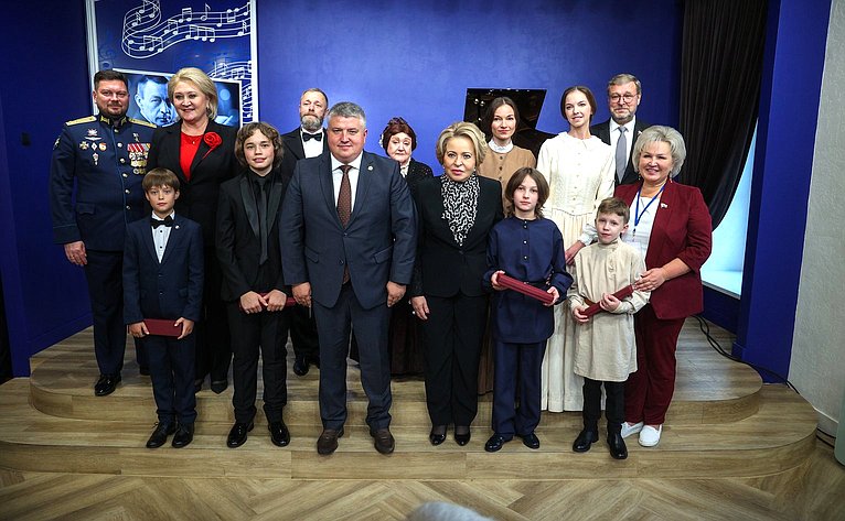 В рамках работы Х Парламентского форума «Историко-культурное наследие России» в Великом Новгороде Валентина Матвиенко посетила детскую общеобразовательную школу имени Г.Р. Державина и Дом музыки имени С.В. Рахманинова