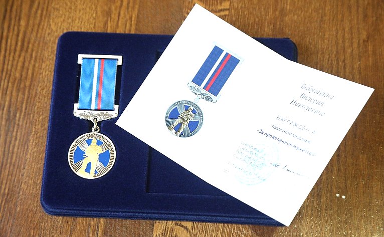 Олег Кувшинников наградил юную вологжанку памятной медалью Совета Федерации «За проявленное мужество»