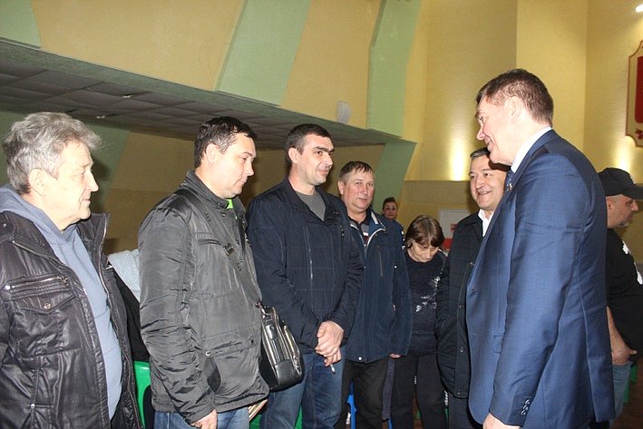 Александр Савин в ходе поездки в регион посетил пункт временного размещения беженцев из Донбасса, расположенный в Жуковском районе