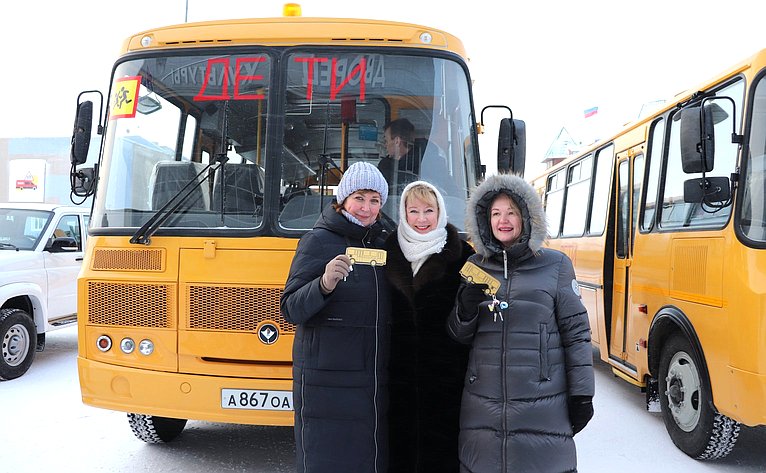 Римма Галушина приняла участие в передаче нового автотранспорта образовательным и медицинским организациям Ненецкого автономного округа
