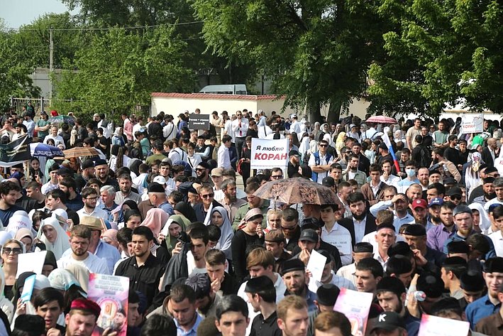 Митинг, проходящий в городе Грозный перед Мемориальным комплексом Славы им. А. А. Кадырова в связи с провокационным инцидентом в Волгограде, где был сожжен Священный Коран