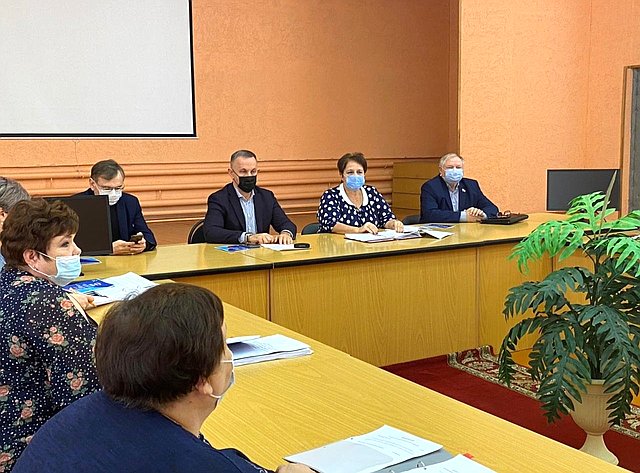 В Александрово-Гайском районе сенатор Олег Алексеев принял участие в заседании Муниципального собрания