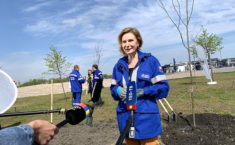 Инна Святенко приняла участие в высадке деревьев на территории Юго-Восточного округа Москвы