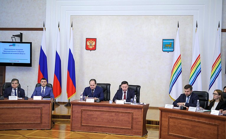 Владимир Джабаров в ходе региональной поездки принял участие во внеочередном заседании Законодательного собрания ЕАО