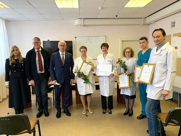 Сенатор Олег Цепкин вручил награды медицинским работникам