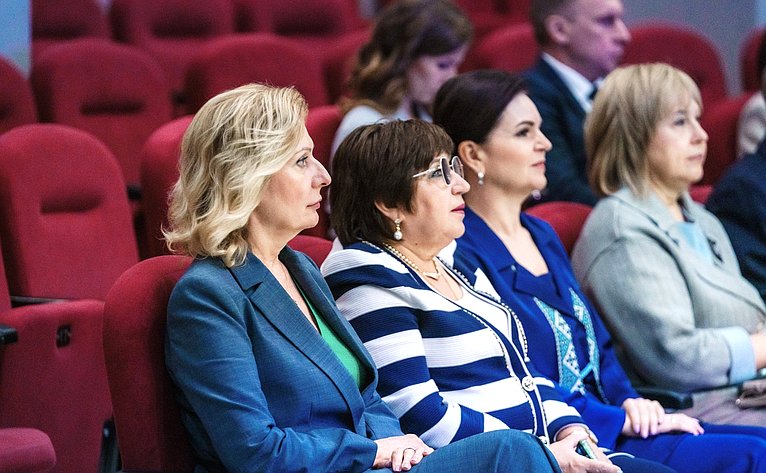 Сенаторы посетили Школу креативных индустрий на базе Окружного Дома народного творчества и Центр народных художественных промыслов и ремесел