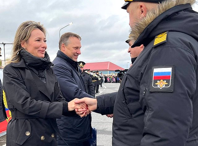Татьяна Сахарова поздравила экипажи кораблей Северного флота с возвращением в Североморск после длительного плавания