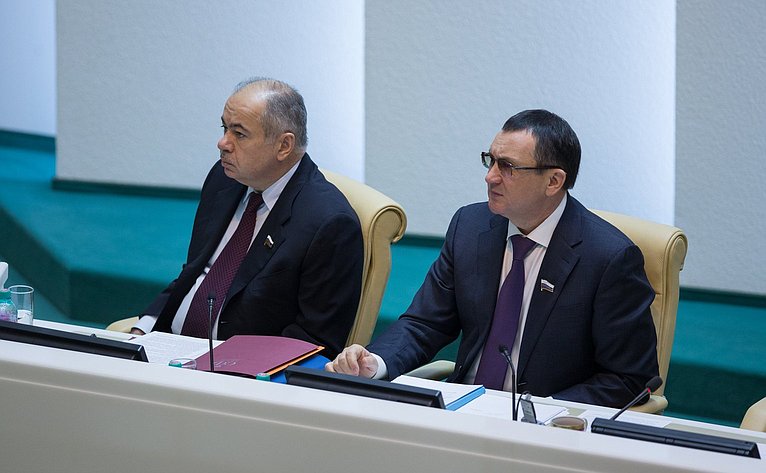 И. Умаханов и Н. Федоров на 387-м заседании СФ