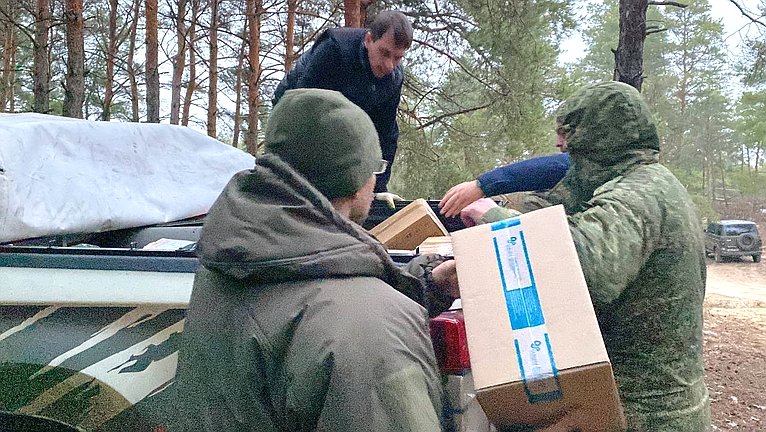 Российским военнослужащим в зону СВО переданы десять автомобилей УАЗ и двадцатитонная партия груза
