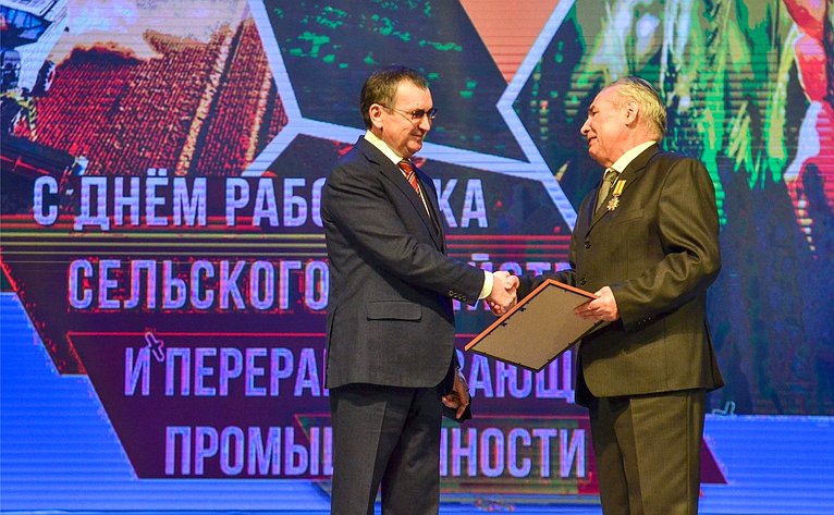 Николай Федоров поздравил аграриев Чувашии с профессиональным праздником