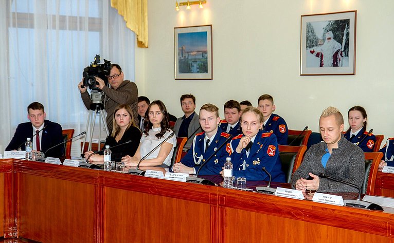Ю. Воробьев и Н. Тихомиров обсудили с представителями молодежи Вологодской области вопросы патриотического воспитания