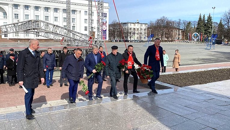Айрат Гибатдинов принял участие в торжественном возложении цветов к памятнику Ленина совместно с губернатором Ульяновской области А. Русских