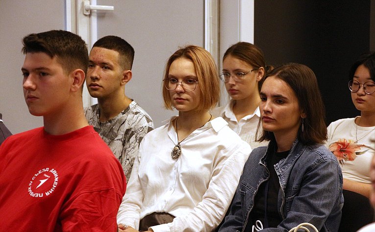 Григорий Карасин в ходе работы в регионе провел встречу со студентами и с участниками дипломатического клуба школьников