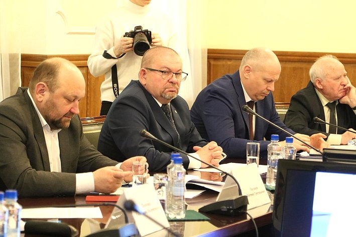 Олег Цепкин совместно с председателем регионального совета ветеранов провел заседание общественного совета проекта «Старшее поколение» с рассмотрением итогов проекта в 2022 году