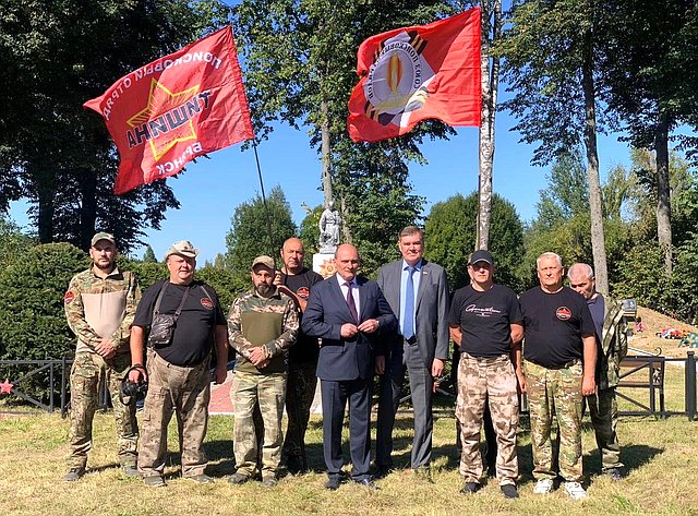Александр Савин в ходе поездки в регион принял участие в церемонии перезахоронения останков бойцов Красной Армии в братскую могилу в поселке Дубищенский