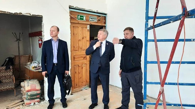 Сергей Михайлов в рамках парламентского контроля проверил ход капитального ремонта в школе № 27 в Чите