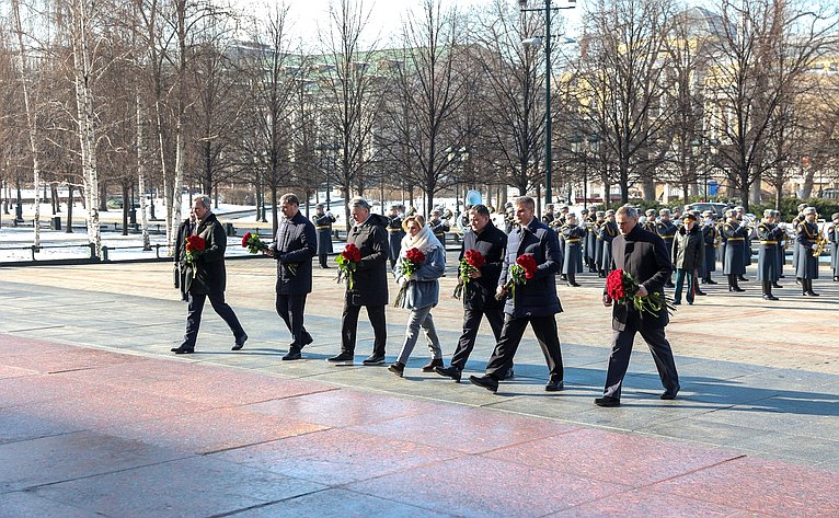 Председатель Совета Федерации Валентина Матвиенко возложила цветы к Могиле Неизвестного Солдата у Кремлевской стены