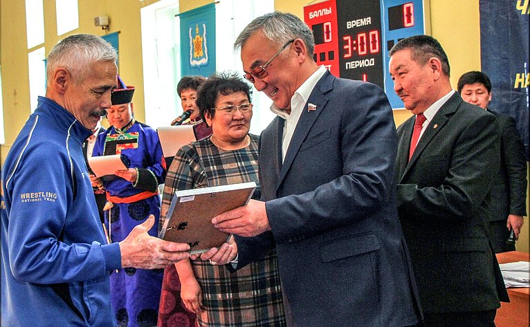 Баир Жамсуев принял участие в двух традиционных спортивных турнирах